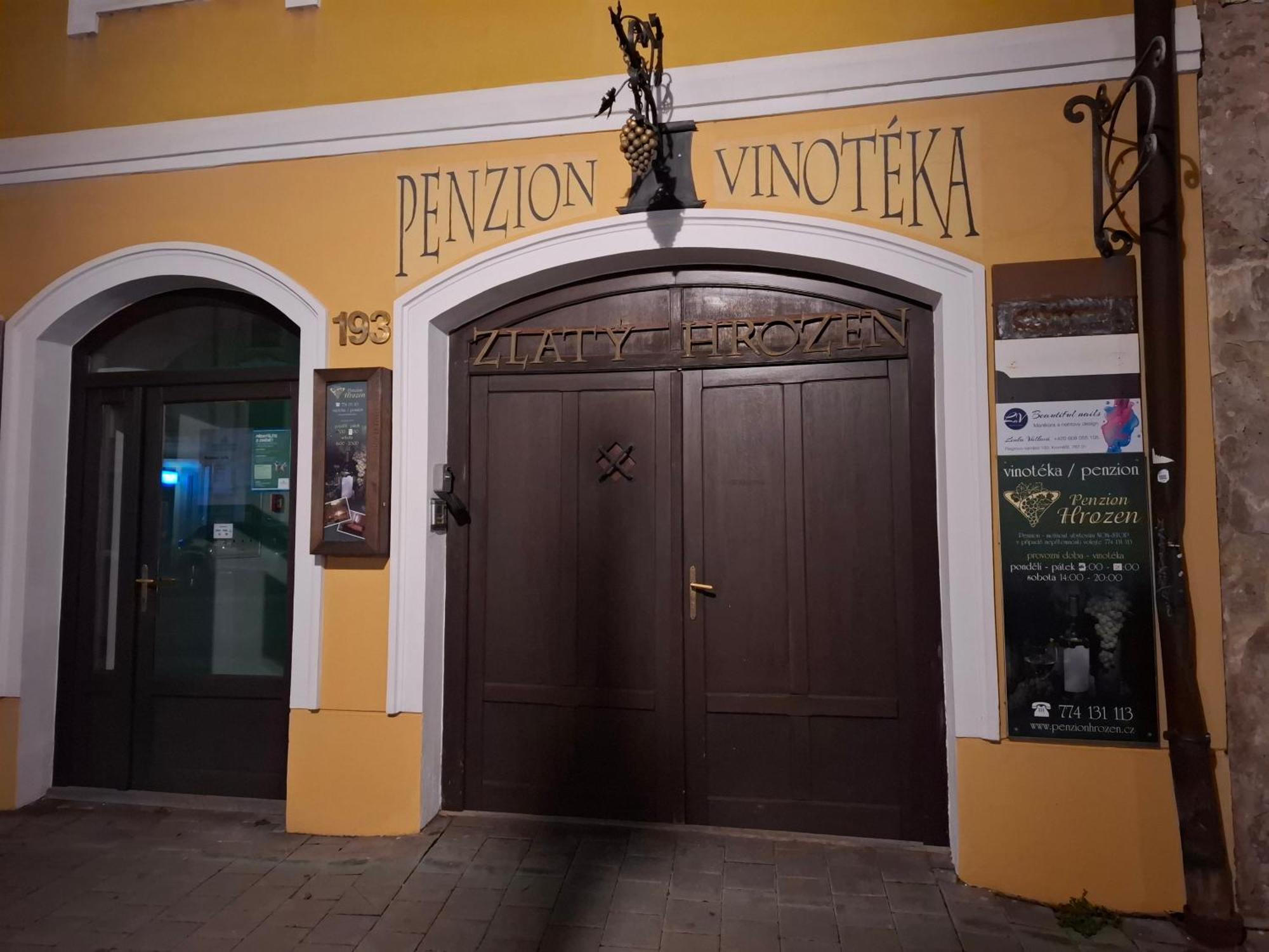 Penzion A Vinoteka Hrozen Kromeriz Luaran gambar